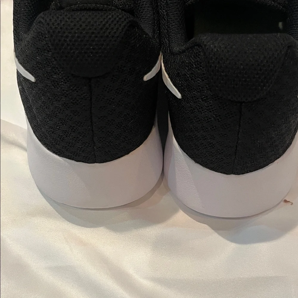 Nike Tanjun Black and White Sneakers - Picture 4 of 6